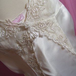 Dentelle Ivory Satin Long Sexy Bridal Nightgown Pearls/Lace Silver NWOT Size M